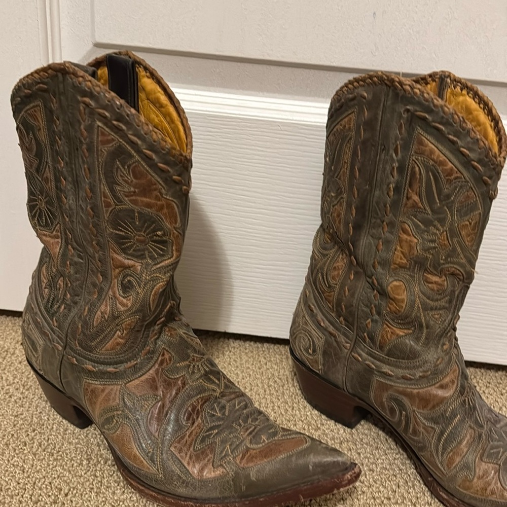 Old Gringo size 8 1/2
Distressed olive green with soft brown